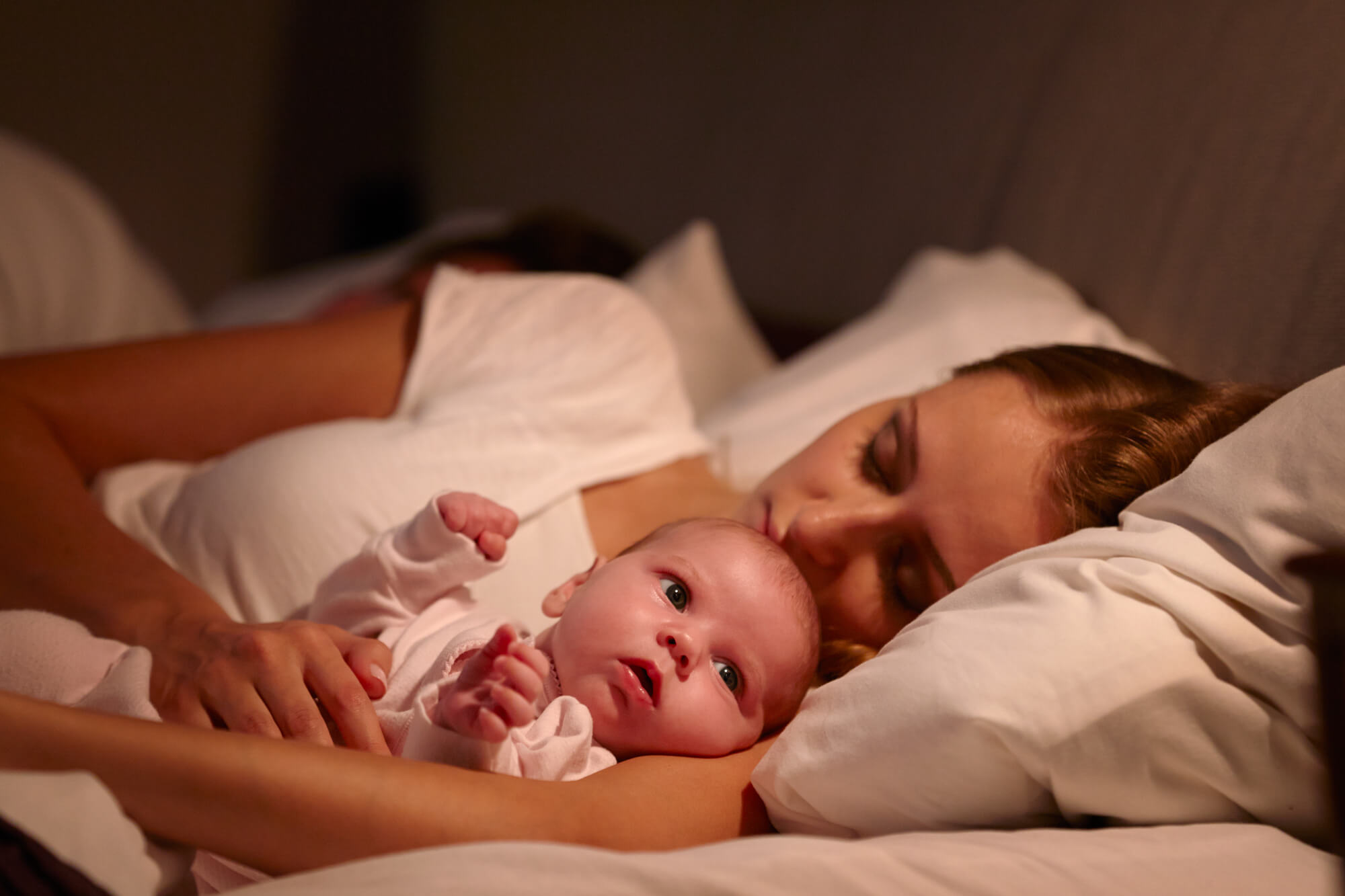 mom co-sleeping with baby