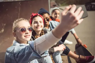 tween girls with phones