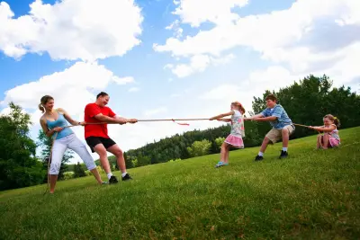 parents kids tug of war